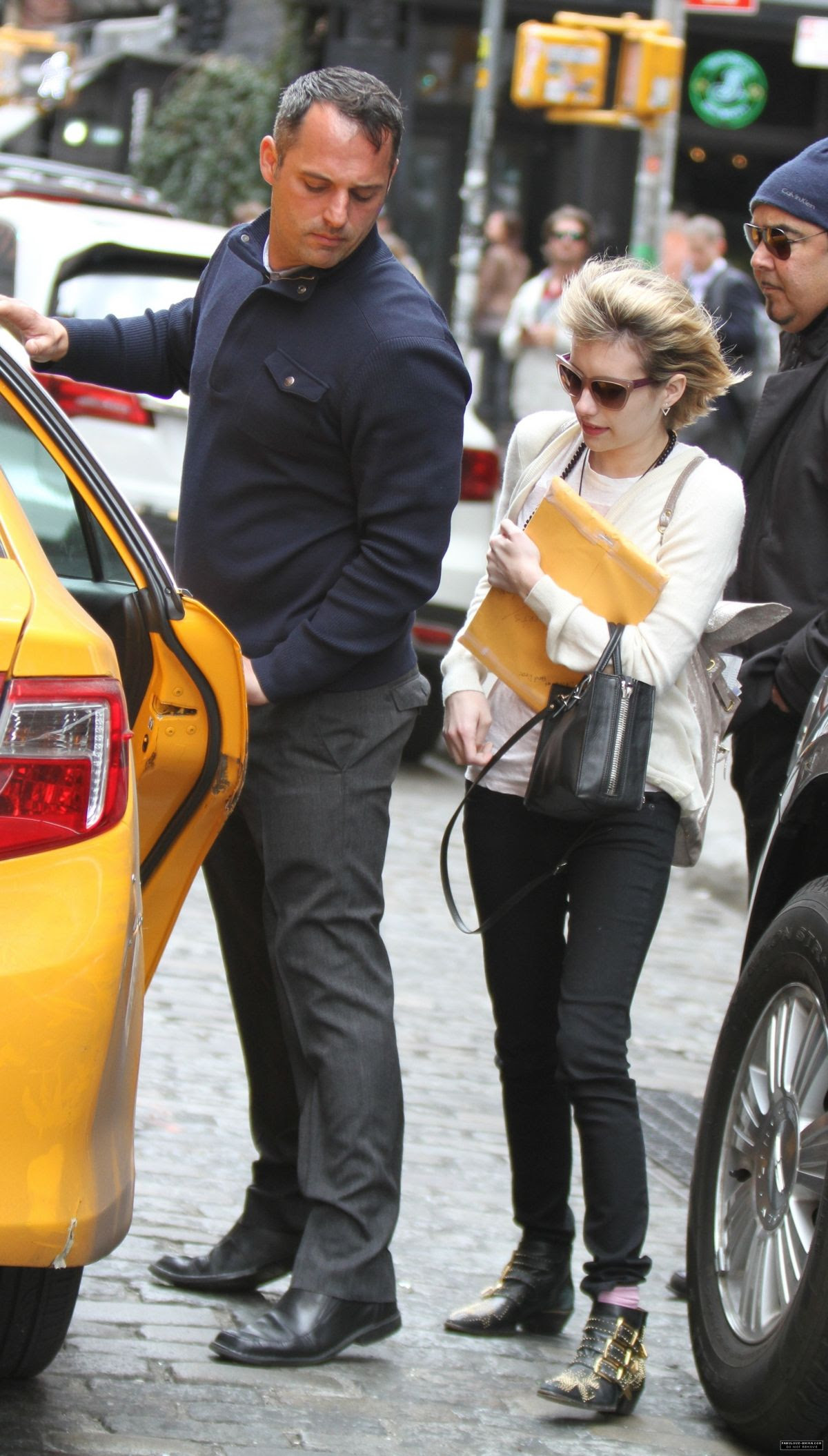 EMMA ROBERTS Leaves Mercer Kitchen Restaurant In New York