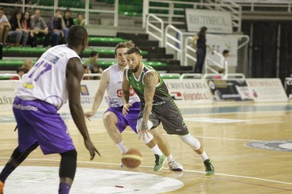 Mockford nte el Plasencia en la Copa Extremadura. :: LORENZO CORDERO