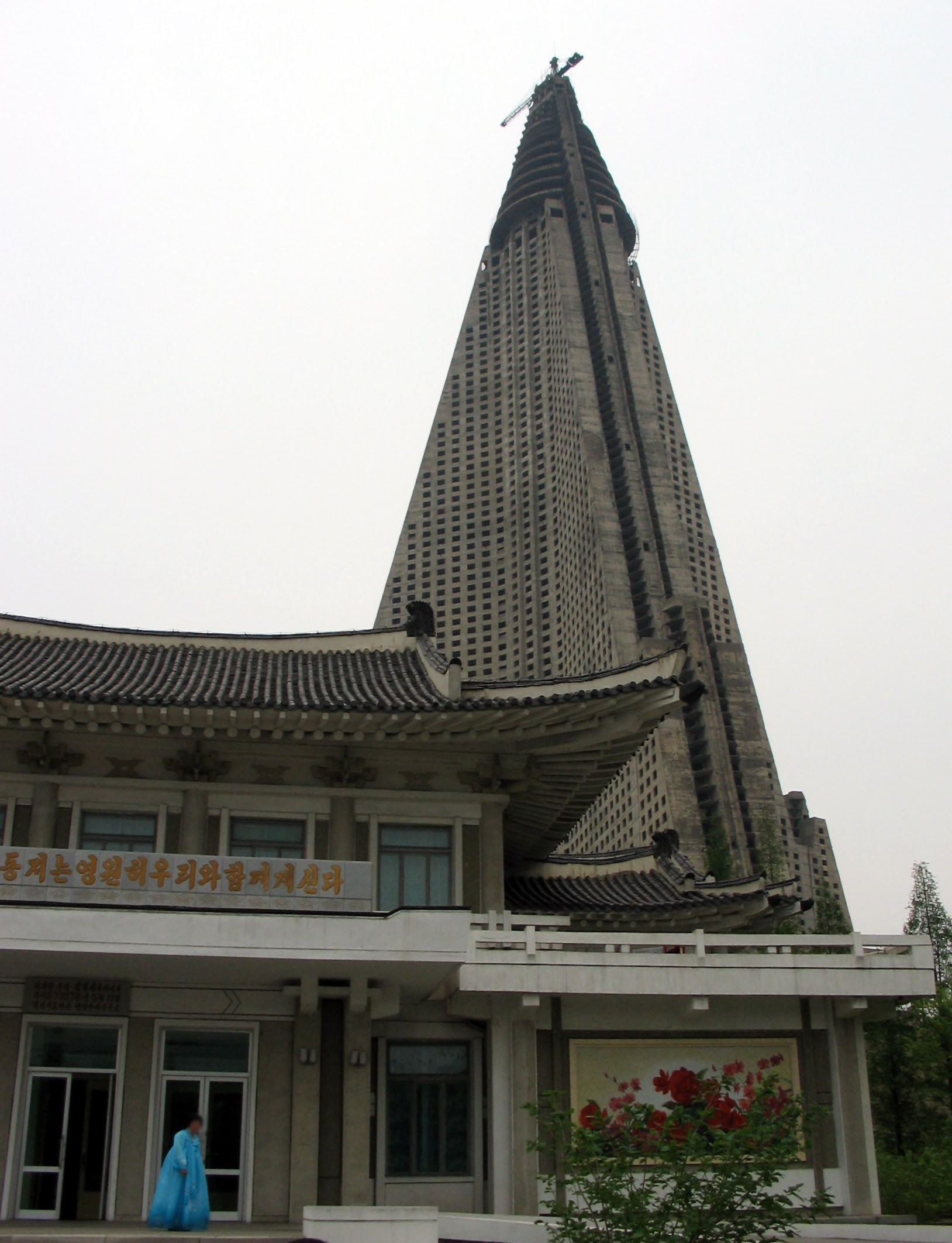 http://upload.wikimedia.org/wikipedia/commons/archive/6/6c/20070816201633!Ryugyong_Hotel_-_May_2005.JPG