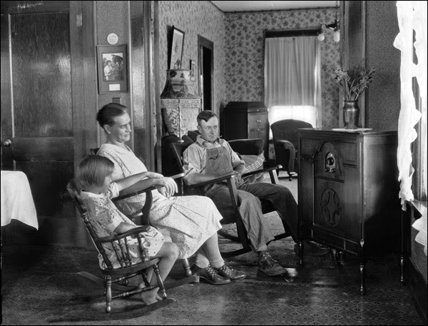 1930-michigan-radio-listen.jpg