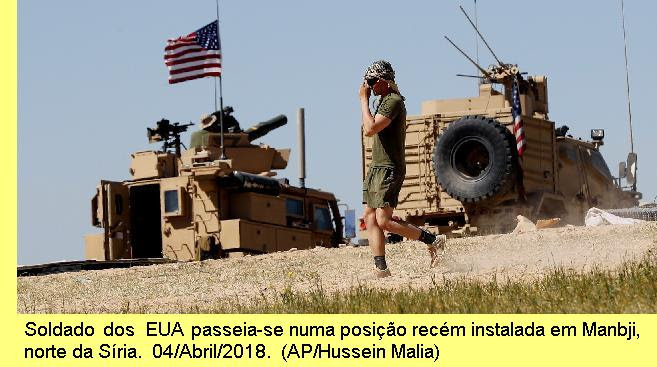 Soldado dos EUA passeia-se numa posição recém instalada em Manbji, norte da Síria. 04/Abril/2018 (AP/Hussein Malla)
