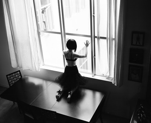 フリー画像 人物写真 女性ポートレイト 後ろ姿 窓辺の風景 モノクロ写真 フリー素材 画像素材なら 無料 フリー写真素材のフリーフォト