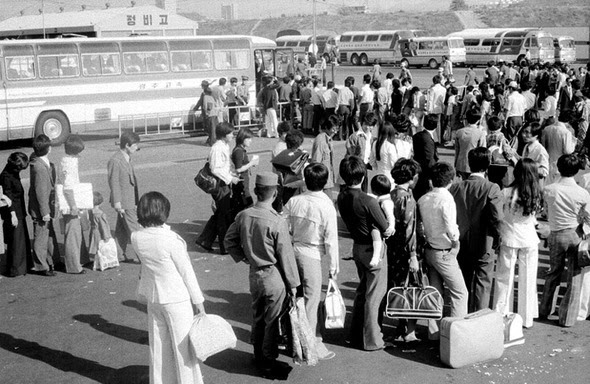 서울 고속버스터미널의 1977년 추석 모습. 국가기록원