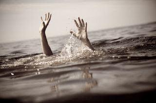 BOCA CHICA: Hombre se ahoga tras lanzarse a playa pese mal tiempo