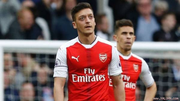 Thi đấu mờ nhạt, Oezil vẫn đòi mức lương kỷ lục