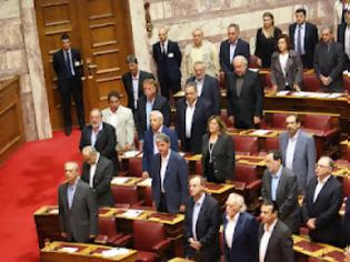 Φωτογραφία για Λεπτό προς λεπτό η παρουσία της Ρεπούση στη Βουλή. Μόλις ο Πρόεδρος της Βουλής ζήτησε να τηρηθεί ενός λεπτού σιγή για...