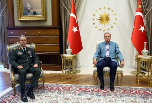 Presidente turco Recep Tayyip Erdogan, acompanhado por Hulusi Akar, chefe das forças armadas da Turquia – Foto da presidência da Turquia/Epa/Lusa