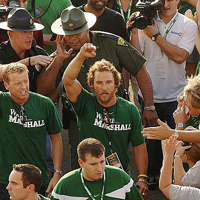 Matthew McConaughey helps Penelope Cruz Matthew Mcconaughey. Matthew McConaughey helps