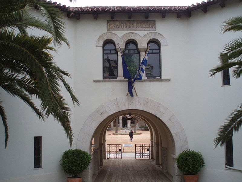 زيارة المتاحف أثينا عاصمة اليونان, 800px-Villa_Ilissia.1_Ath.JPG