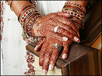 Manos de una novia en India.