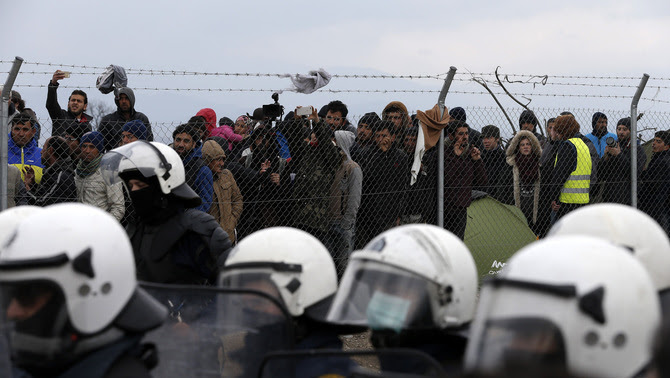 Refugiats es concentren davant les tanques de la frontera que separa Grècia de Macedònia