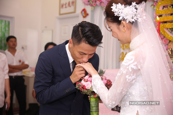 Khoảnh khắc ngọt ngào của đôi trẻ.