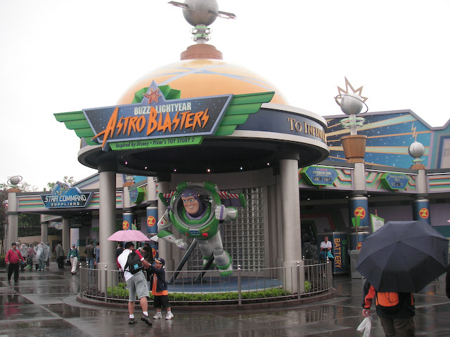 バズライトイヤーのアストロブラスター 香港ディズニーランド 香港ディズニーランドリゾート Disney Parks Info