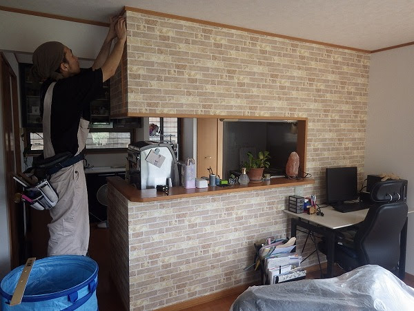 紅茶の美味しいレンガ柄の壁紙でカフェ風 福岡の壁紙張替え屋さん カバさんマークの壁紙クロスの張替え屋240