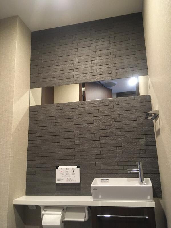 トイレにエコカラットプラスのグラナスルドラとオーダーミラー レストルーム ﾄｲﾚ エコカラット施工例 エコカラットナビ