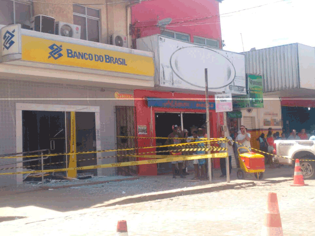 Agência bancária fica destruída após explosão em Camamu (BA)