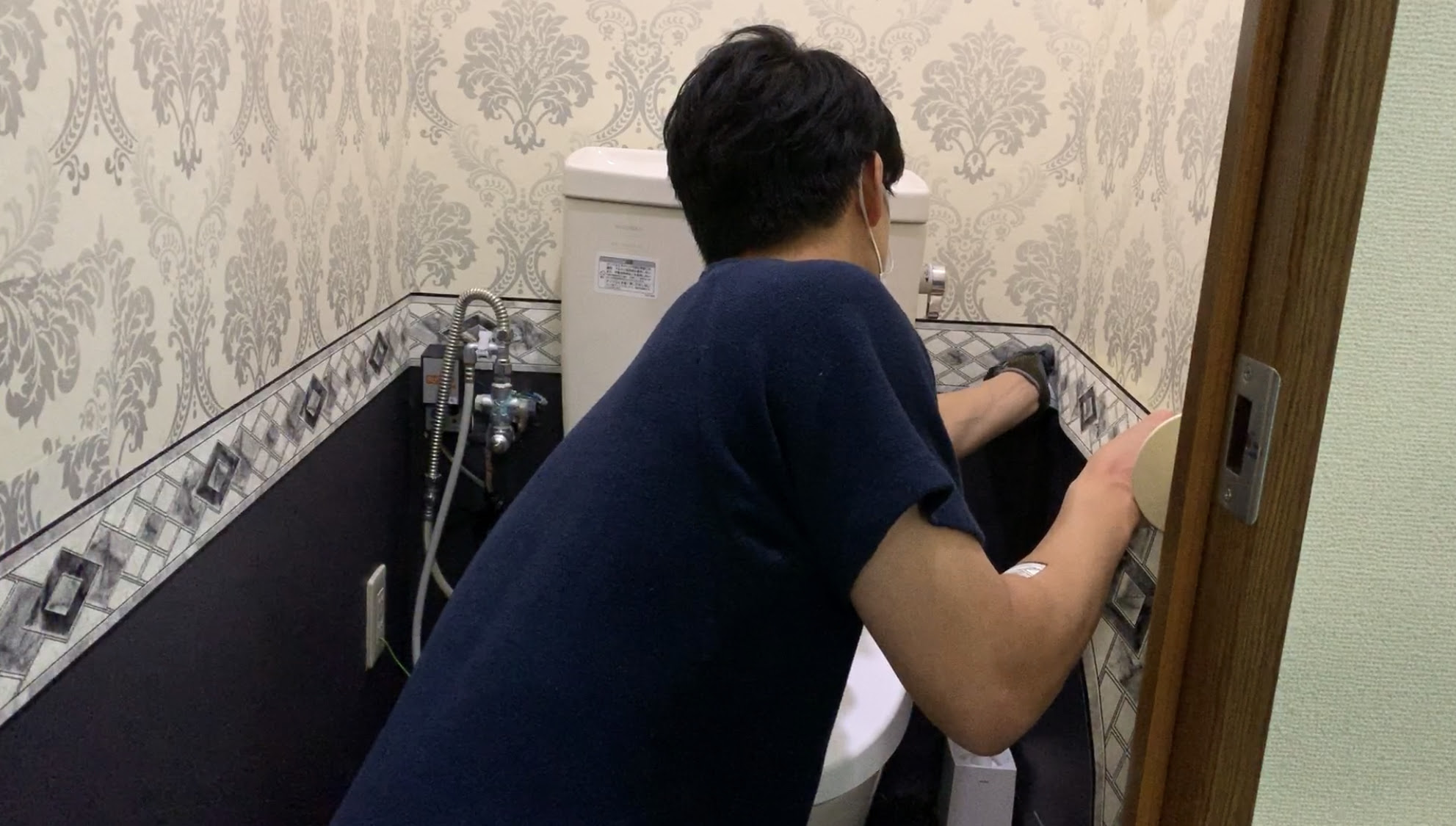 賃貸トイレdiy はがせる壁紙だけで雰囲気激変 小物diyは今回ほぼ無し はがせる壁紙活用例 簡単diy紹介 Chintaiwakiyamadiy