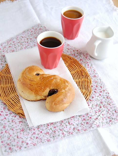 Santa Lucia sour cherry and saffron buns / Pãezinhos de Santa Luzia