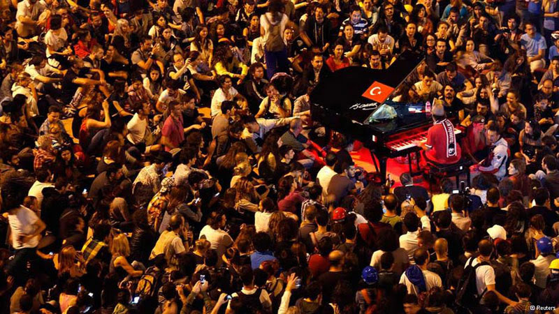 davide-martello-piano-man-of-taksim-square