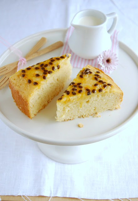 Lemon cake with passion fruit syrup / Bolo de limão siciliano com calda de maracujá