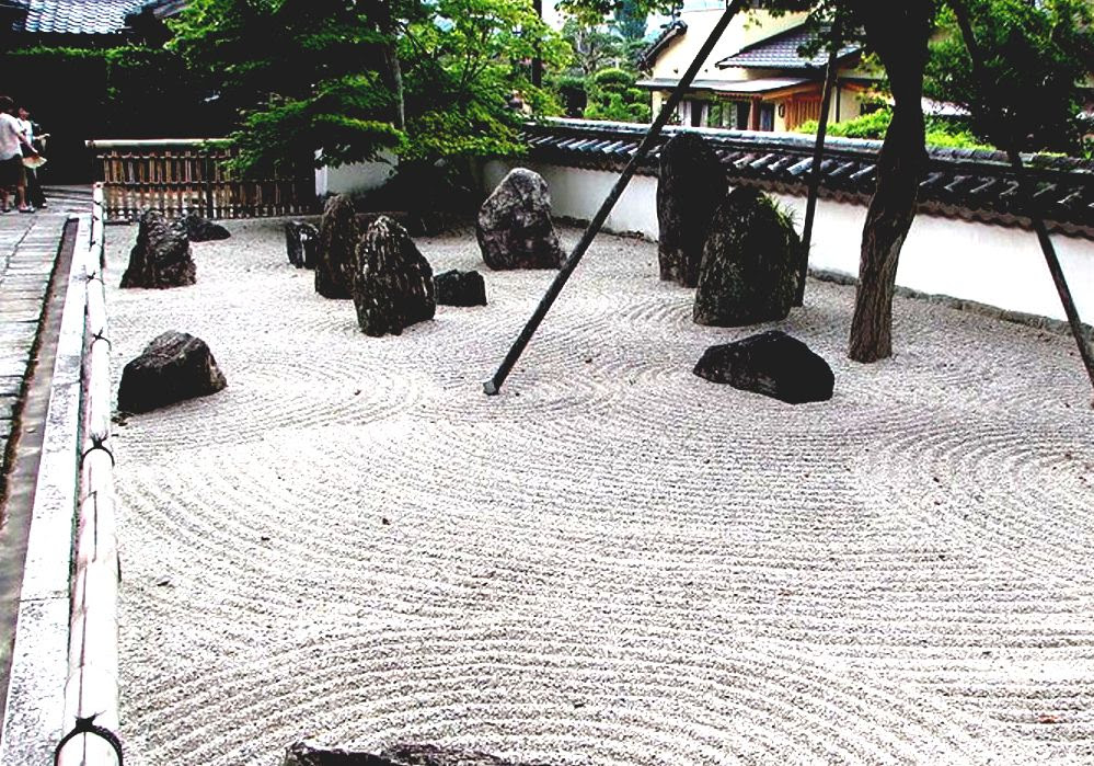 Zen Rock Garden - History, Philosophy, and How-To Guide ... 