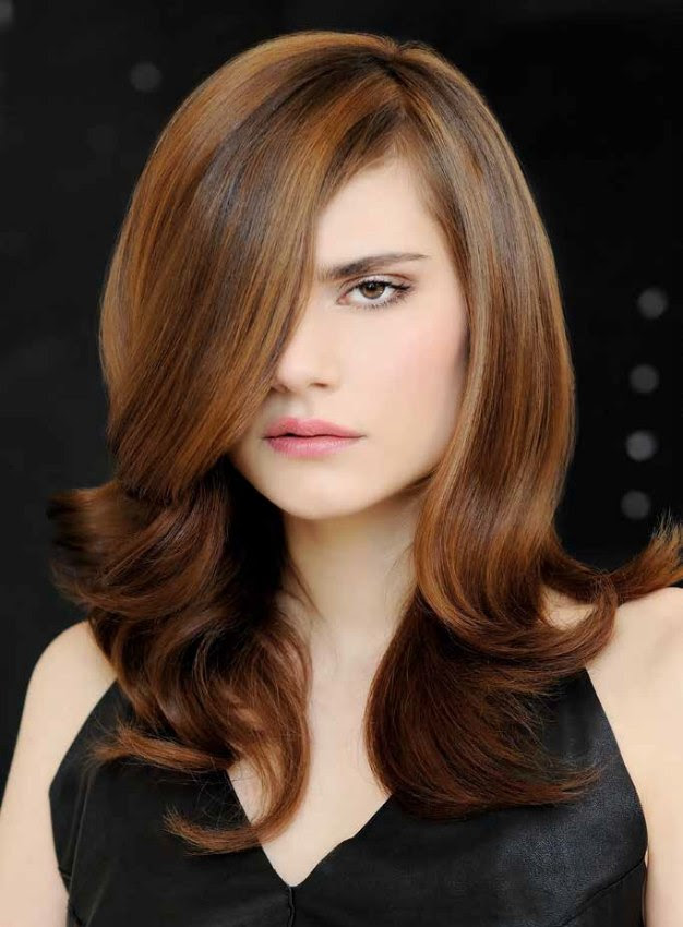 Dynamic hairstyle with highlights to create depth