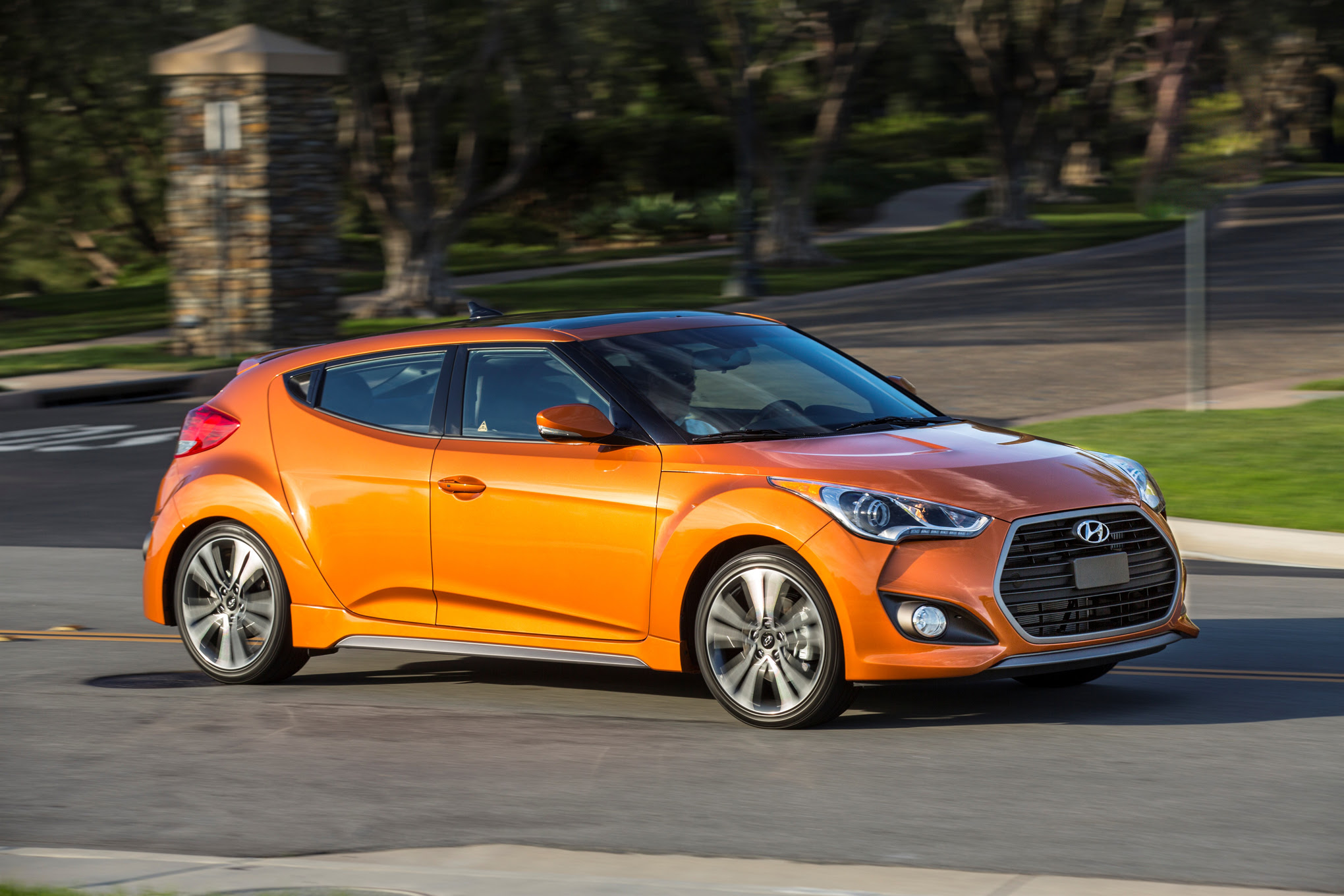 2016 Hyundai Veloster Turbo side in motion 02
