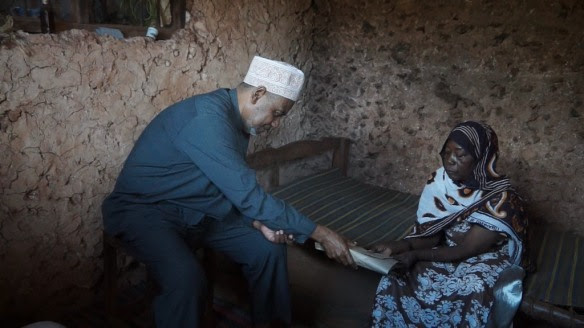 Makamu wa Kwanza wa Rais wa Zanzibar Maalim Seif Sharif Hamad, akimjuilia hali  na kumfariji Bi. Mkasi Jihadi wa Kijini Makunduchi wakati wa ziara yake ya kutembelea wagonjwa katika  Mkoa wa Kusini Unguja.