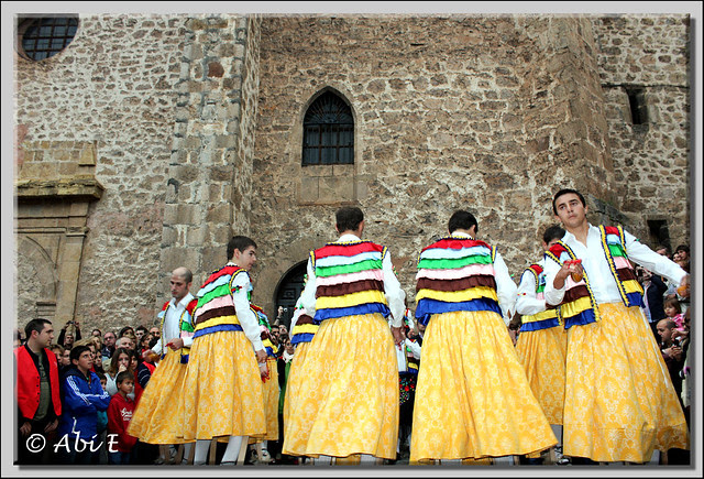 1 Danza en la plaza de la iglesia