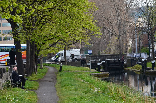 Am alten Kanal macht ein Angestellter Mittagspause.