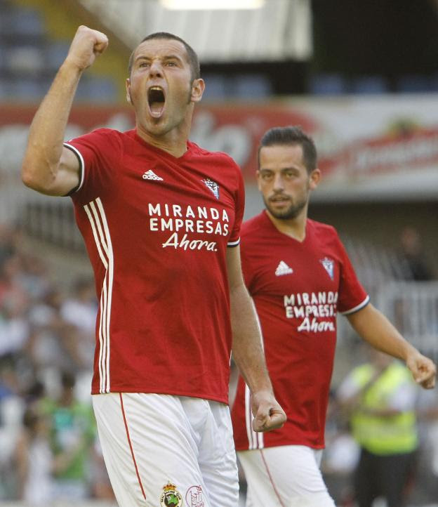 Diego Cervero celebra uno de los once goles que ha marcado con el Mirandés. :: nacho cubero/