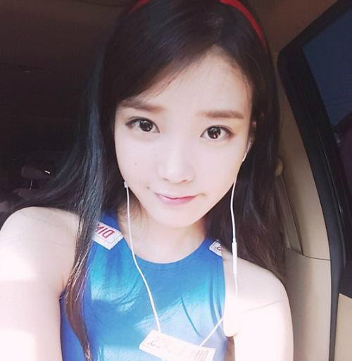 아이유, 빨간 머리띠+뽀얀 피부..."모두 고마웠어요" - 세계일보