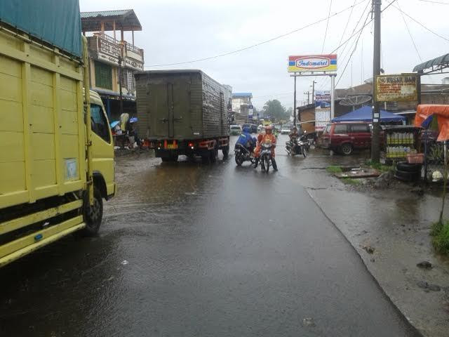 Foto: Akibat Drainase Tidak Berfungsi, Jalan Kabanjahe Saribudolok Dilanda Banjir http://ift.tt/20kt43r - Berita Terbaru Terkini Hari Ini - Jalan Kabanjahe-Saribudolok, Kecamatan Silimakuta, Kabupaten Simalungun, persisnya di sekitar Tombak Sidua Dua, masih tetap dilanda banjir. Hal itu disebabkan drainase yang tidak berfungsi dengan maksimal.
