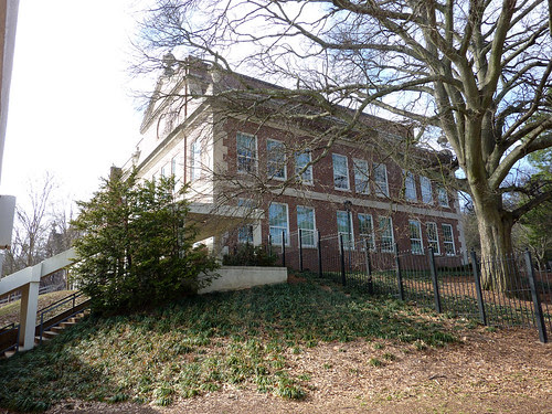 P1000486-2010-01-31-Shutze-Grady-HS-North-Facade-North-East-Corner