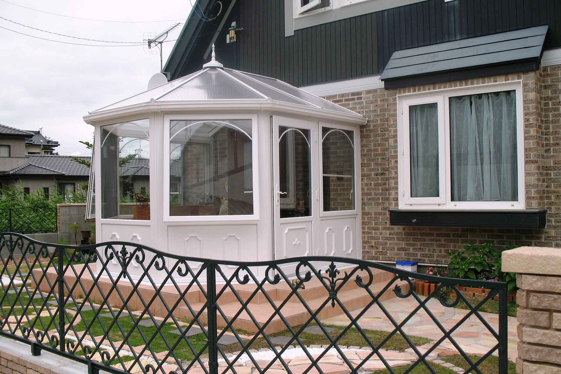 エレガントな風除室としてのコンサバトリー 仙台の外構工事 エクステリア お庭のリフォーム 泉ホームイング