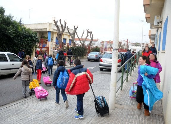 Un grupo de niños entraba en el colegio Octavio Augusto ayer por la mañana. :: brígido