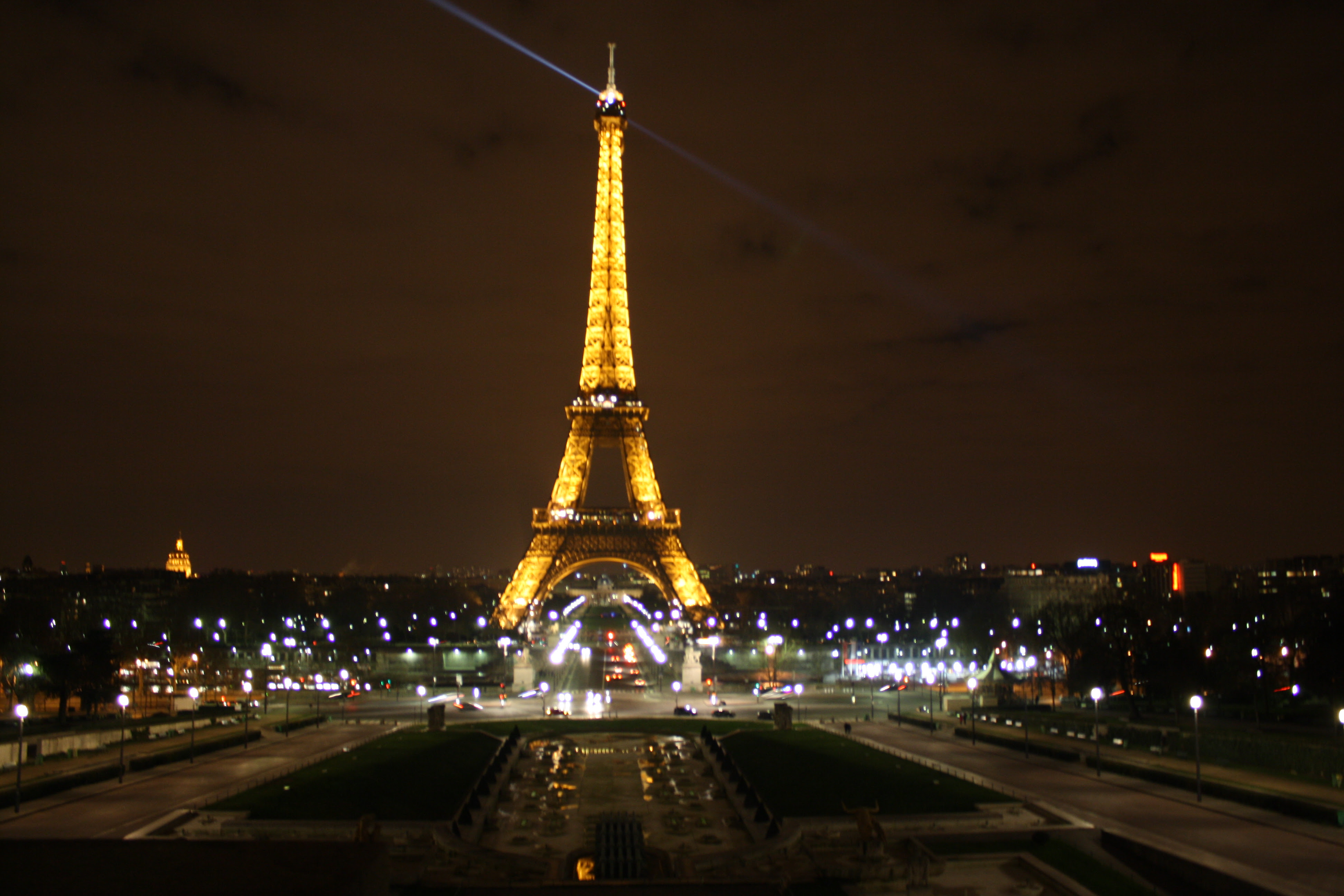 http://fc04.deviantart.net/fs70/f/2011/034/4/9/paris_by_night_by_zoemash-d38p3tl.jpg