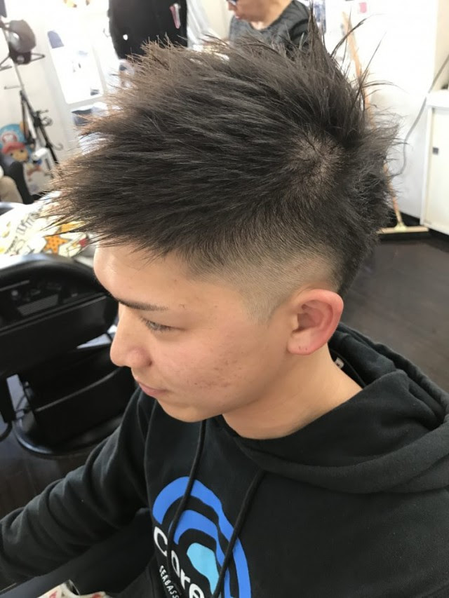岐阜県 大垣市 メンズ メンズカット メンズヘア ヘアスタイル ツーブロック スキンフェード フェード カット シェービング エステ メンズスタイル バーバー バーバースタイル Barber 美容室 理容室 ソフトモヒカン メリハリのきいたツーブロックスタイルで カッコ良く