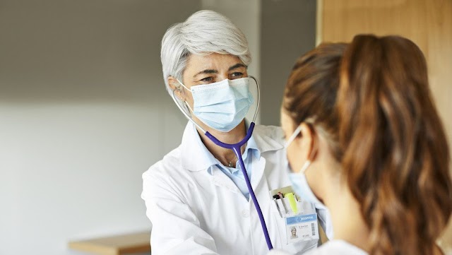 Médicos revelan las diferencias entre los infectados con las variantes alfa, delta y ómicron del coronavirus