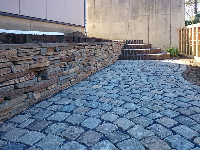 ヨーロッパの石畳を再現 ベルギー斑岩を使ったテラス 新潟 有限会社グリーンランドエデン タカショー リフォームガーデンクラブ