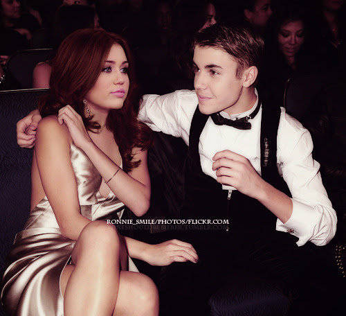 Miley Cyrus Justin Bieber at the American Music Awards backstage 2011 Miley Cyrus Justin Bieber at the American Music Awards backstage 2011