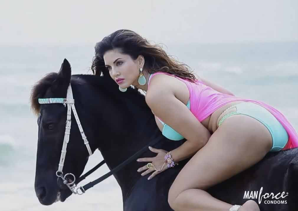 Amazingly-hot-bollywood-actress-Sunny-Leone-Hot-boobs