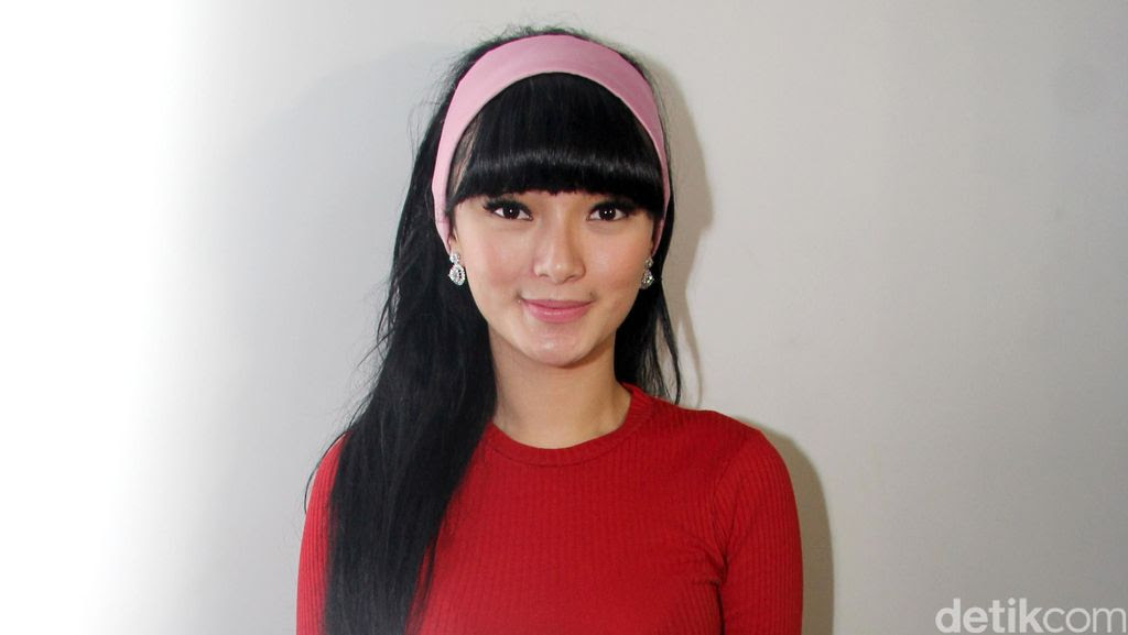 Bokong Zaskia Gotik Dipegang Fans, Apa Perasaan Calon Suami?