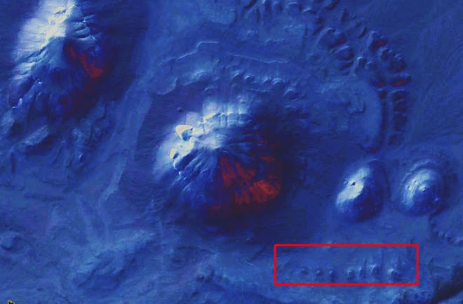 Una fila de lo que podrían ser mastabas, puede observarse cerca de los montículos en esta imagen en falso color.