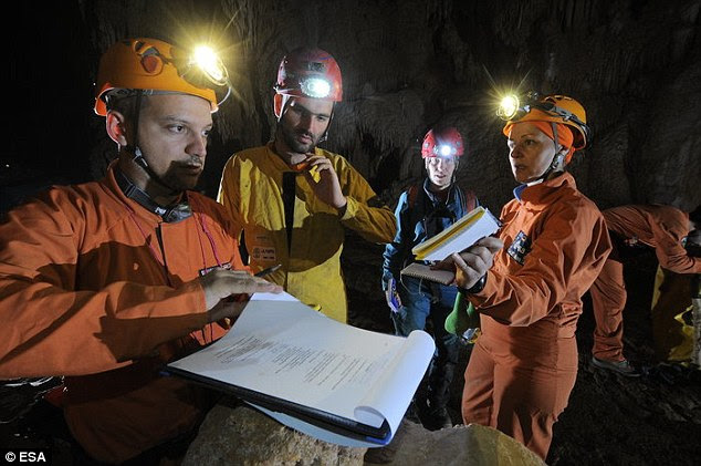 For the first time the trainees will set up an outpost more than 3.1 miles (5 km) from basecamp to spend the night, following directions and maps drawn by ¿cavenauts¿ from previous years