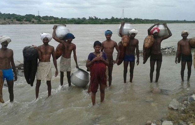 Yellavva contou com a ajuda do pai, irmão e primos para cruzar o rio (Foto: BBC)