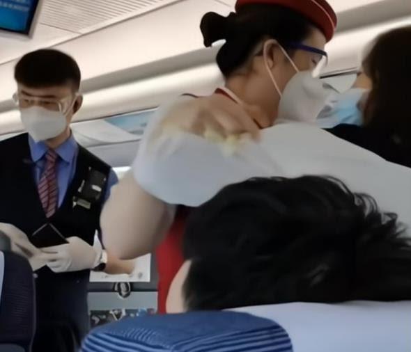 男孩坐高铁一路喧哗大叫 乘客善意提醒 反被其母亲扇耳光 气愤 历史资讯 主打网