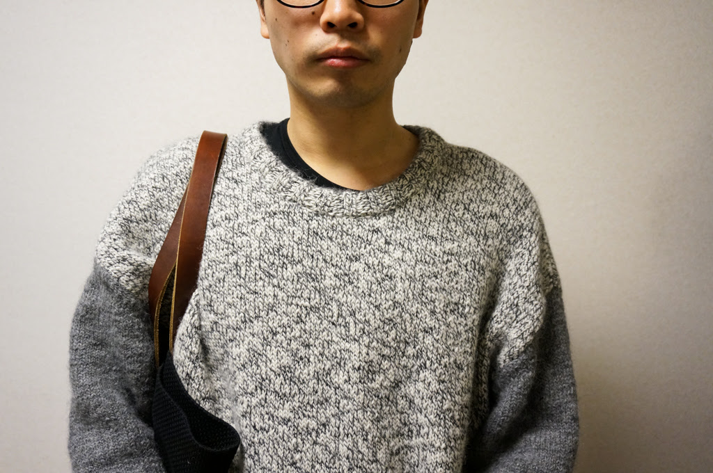 ニットの首元からインナーが見えるのを防ぐ方法とオススメのtシャツ むーろぐ