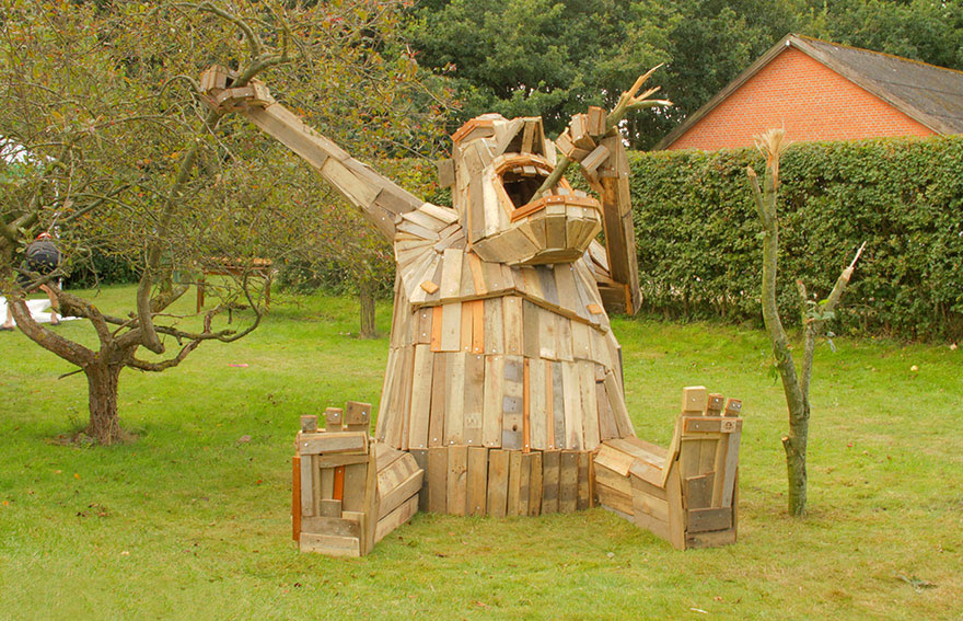 Gigantic Wooden Sculptures Made Using Simple Wood Debris