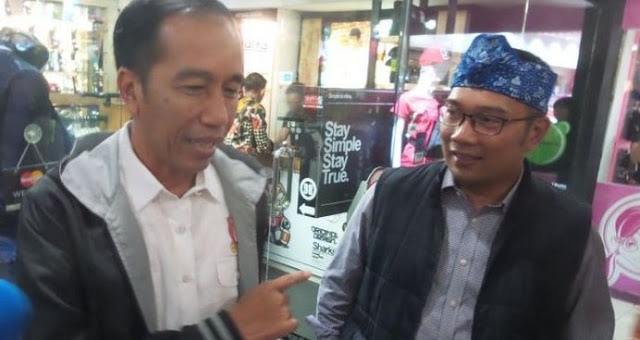 Foto: Antara Jokowi, Ridwan Kamil dan Pilkada Jabar 2018 "Karena Saya dan Beliau Mirip" http://ift.tt/20kt43r - Berita Terbaru Terkini Hari Ini - Agenda kunjungan kerja Presiden Joko Widodo, Rabu (12/4/2017), super padat. Mulai dari penyaluran Kartu Indonesia Pintar (KIP) dan Kartu Indonesia Sehat (KIS), jalan-jalan santai di Teras Cihampelas, pembagian sertifikat lahan, blusukan ke Bandung Indah Plaza, hingga bertemu para ulama Jawa Barat.